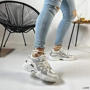 Кросівки жіночі