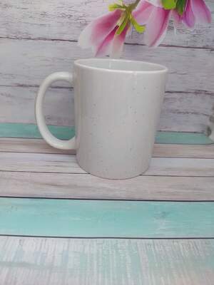 Біла чашка з блискітками та індивідуальним принтом на замовлення