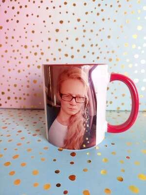 Чашка з фото та написом «Лесюня не подарунок, Лесюня — сюрприз» — іменний подарунок