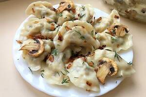 Вареники з картоплею, цибулею та грибами Вареники з картоплею, цибулею та грибами