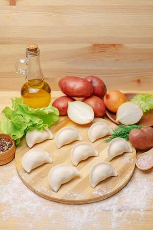 Вареники з картоплею та цибулею Вареники з картоплею та цибулею