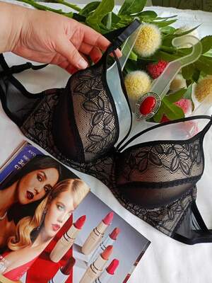 розкішний звабливий чорний з бежевим бюстгальтер з портупеєю